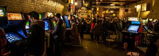 例如,曼哈顿分店的恐龙格斗(primal rage)游戏很受欢迎,但是当他们在