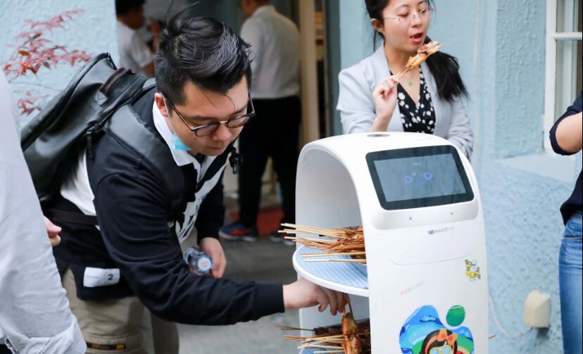 中国智造机器人服务员海外提供无人配送服务 受多家媒体关注