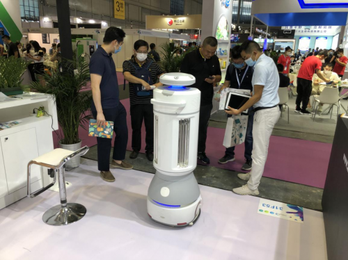 擎朗消毒机器人亮相2020CCE上海国际清洁技术设备博览会